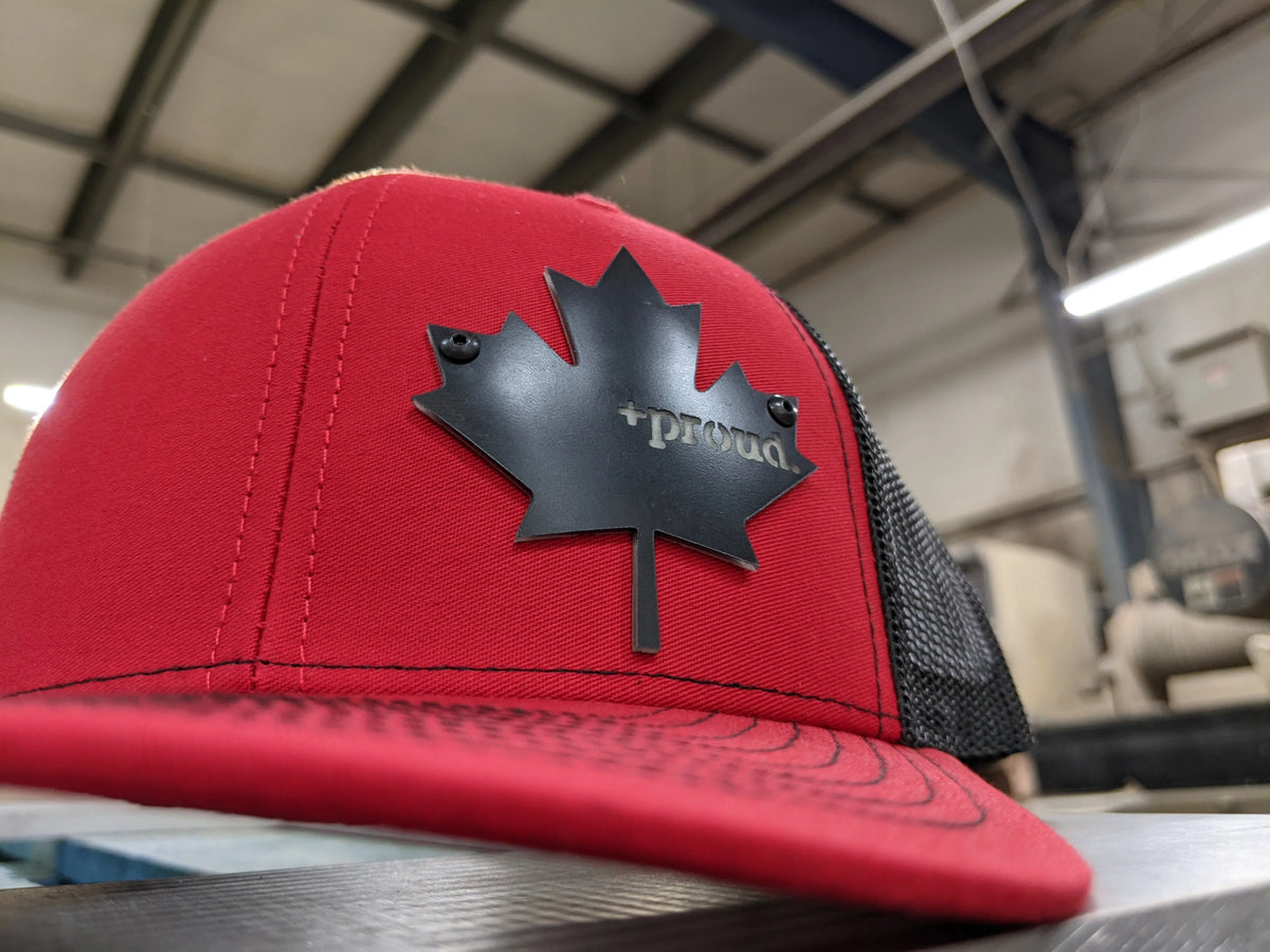 Casquette avec insigne « Canadien et fier » - Insigne noir et brillant