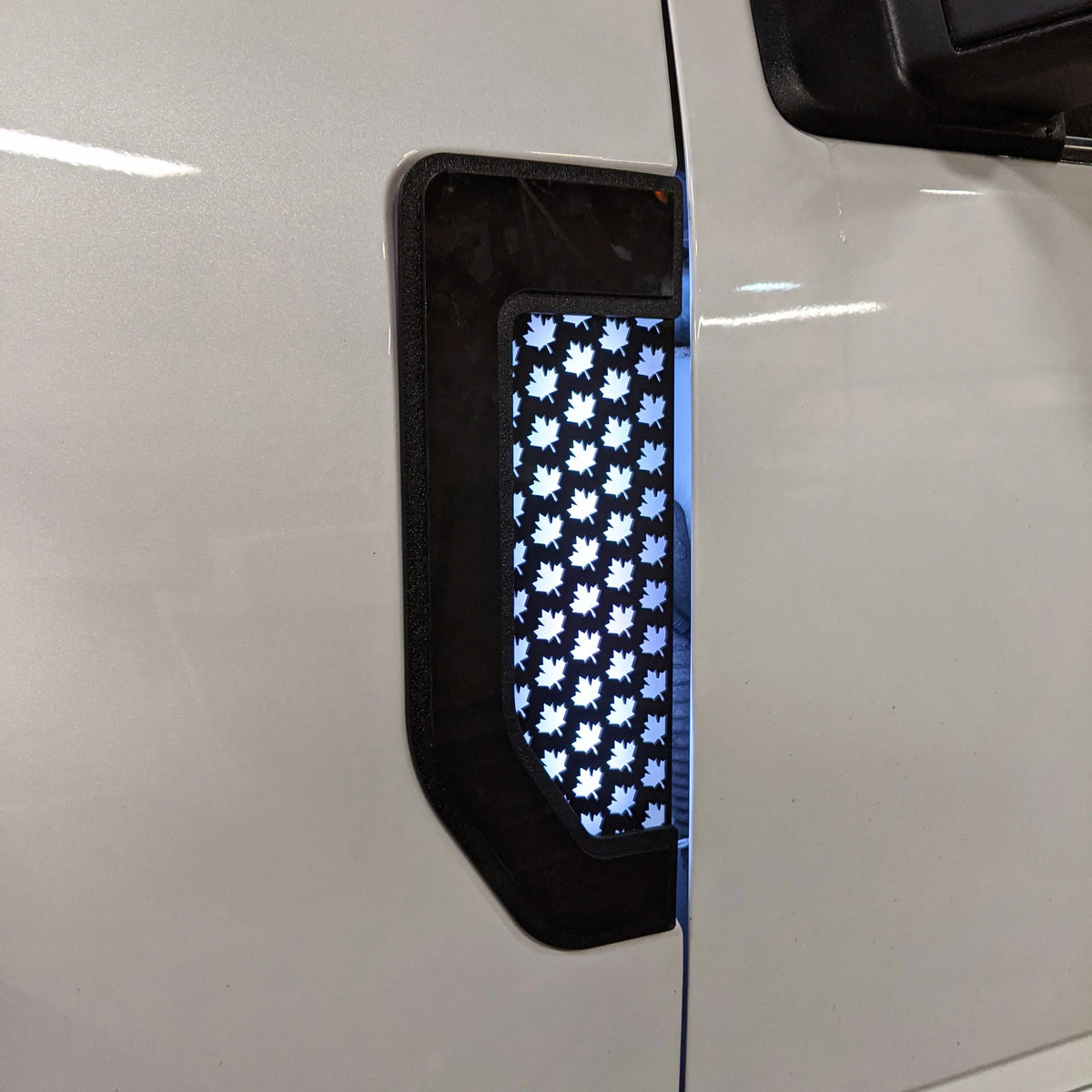 Ensemble d'insignes LED Canada Fender - Compatible avec Ford® F250®, F350®, F450® 2017-2022 - Noir