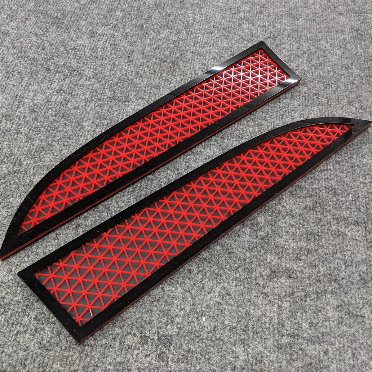 Badges en maille triangulaire - Compatible avec Super Duty® 2011-2016 - Noir/Rouge/Noir mat