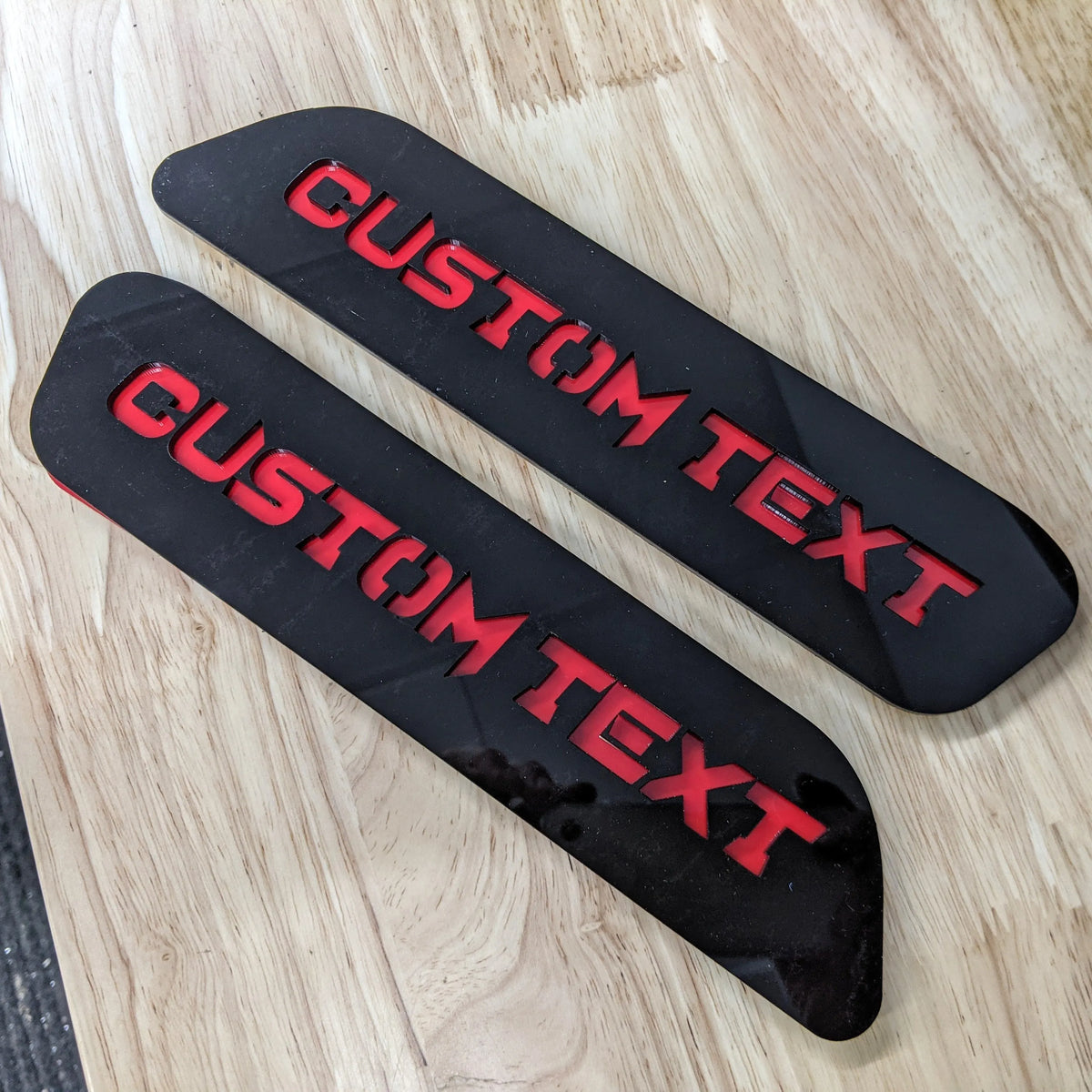 Badges de capot avec texte personnalisé - Compatible avec les modèles Ram 1500® 2019+ - Plusieurs couleurs disponibles