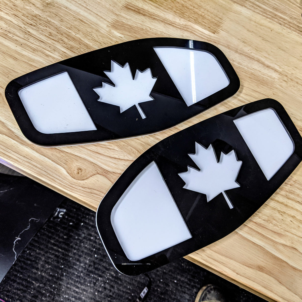 Badges d'aile Nissan Titan® 2016-2024 - Drapeau canadien - Plusieurs couleurs disponibles