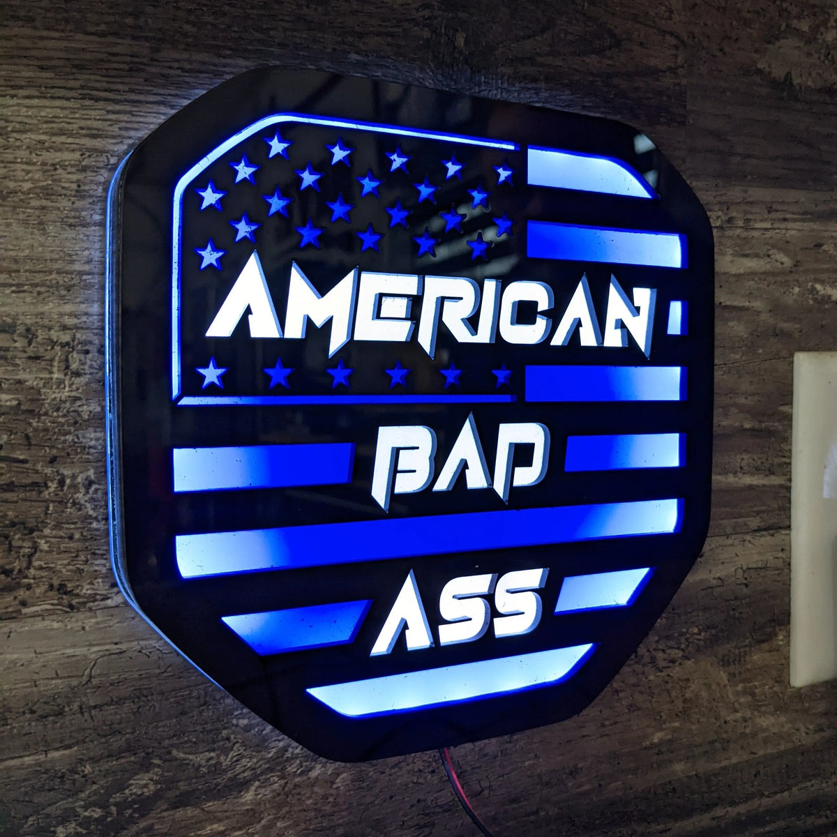 Badge LED American Bad Ass - Compatible avec les modèles Dodge® Ram® Tailgate 2019+ (5e génération) -1500, 2500, 3500