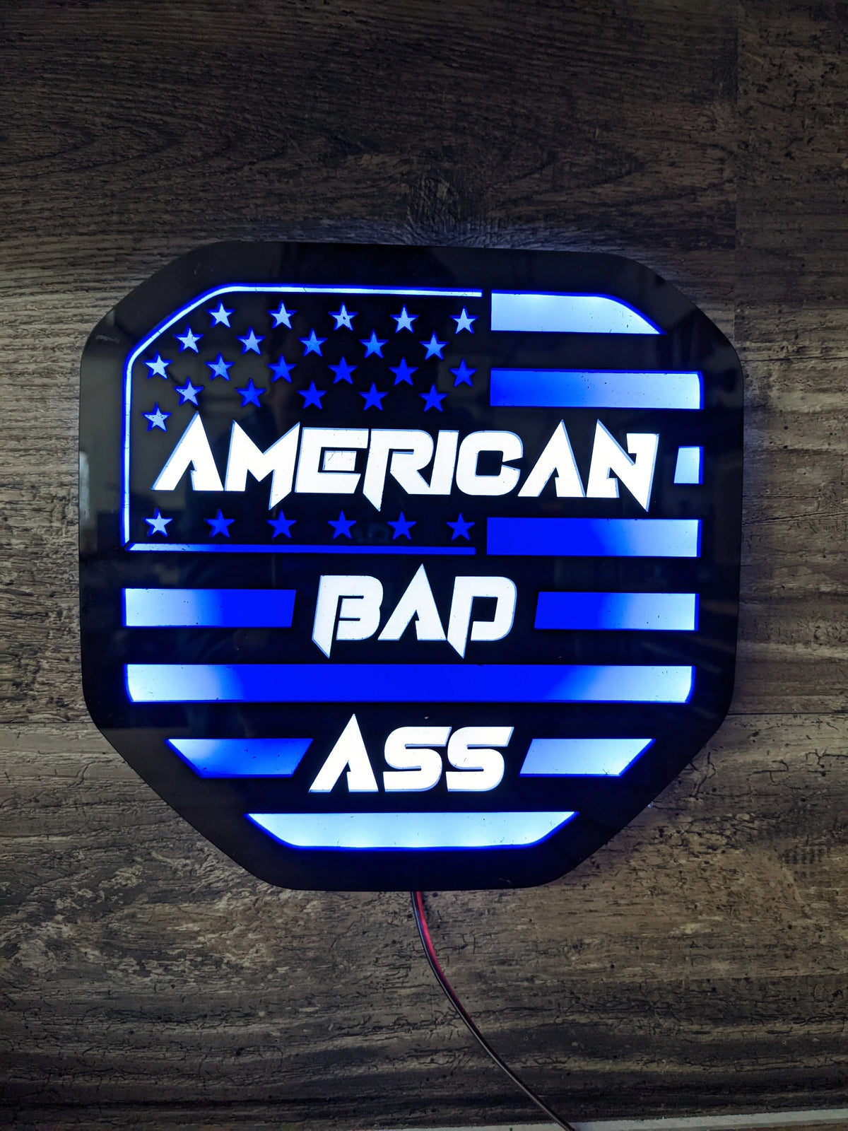 Badge LED American Bad Ass - Compatible avec les modèles Dodge® Ram® Tailgate 2019+ (5e génération) -1500, 2500, 3500