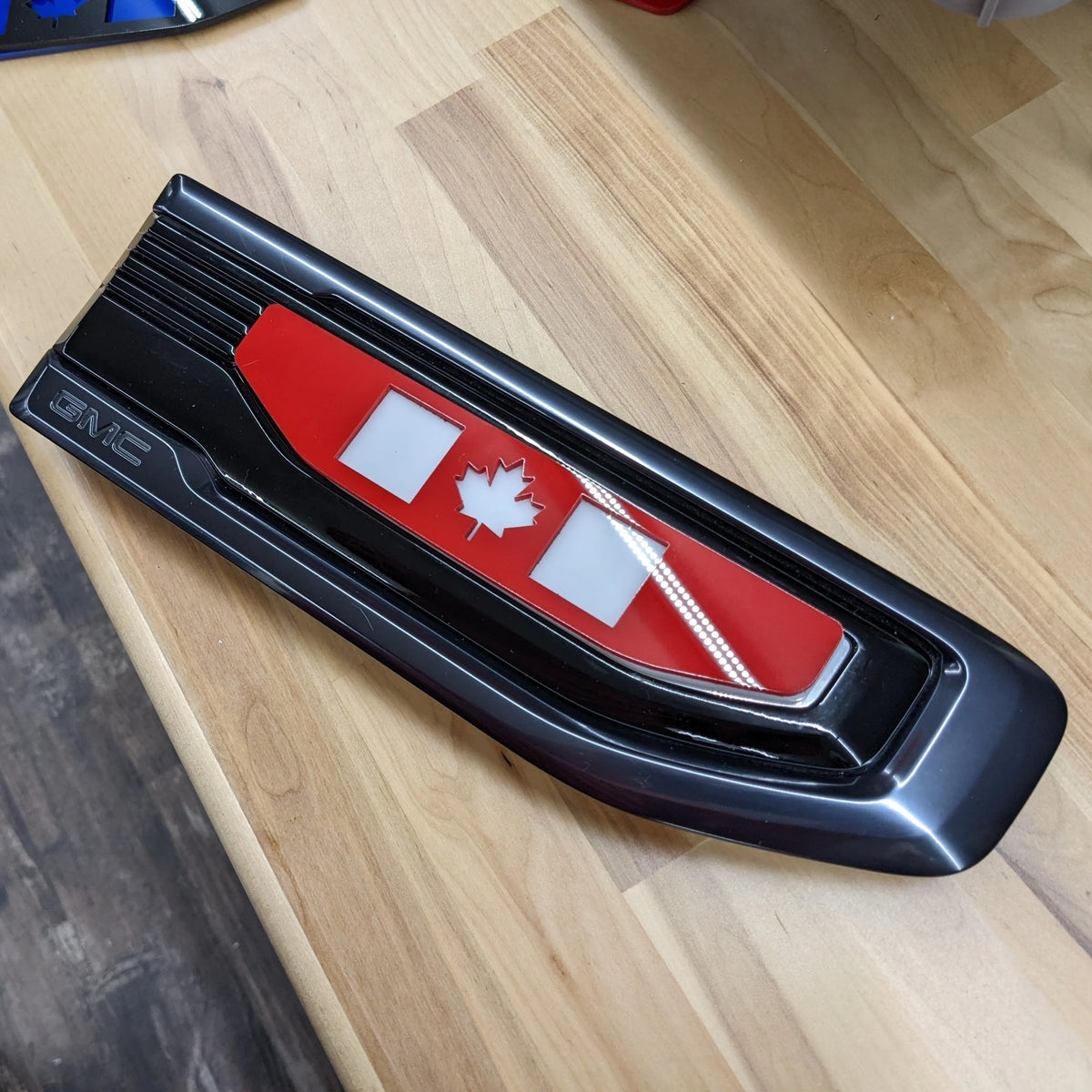 Paire d'inserts de drapeau canadien - Compatible avec GMC 1500 2019-2024 - (N'inclut pas le badge OEM) - Plusieurs couleurs disponibles