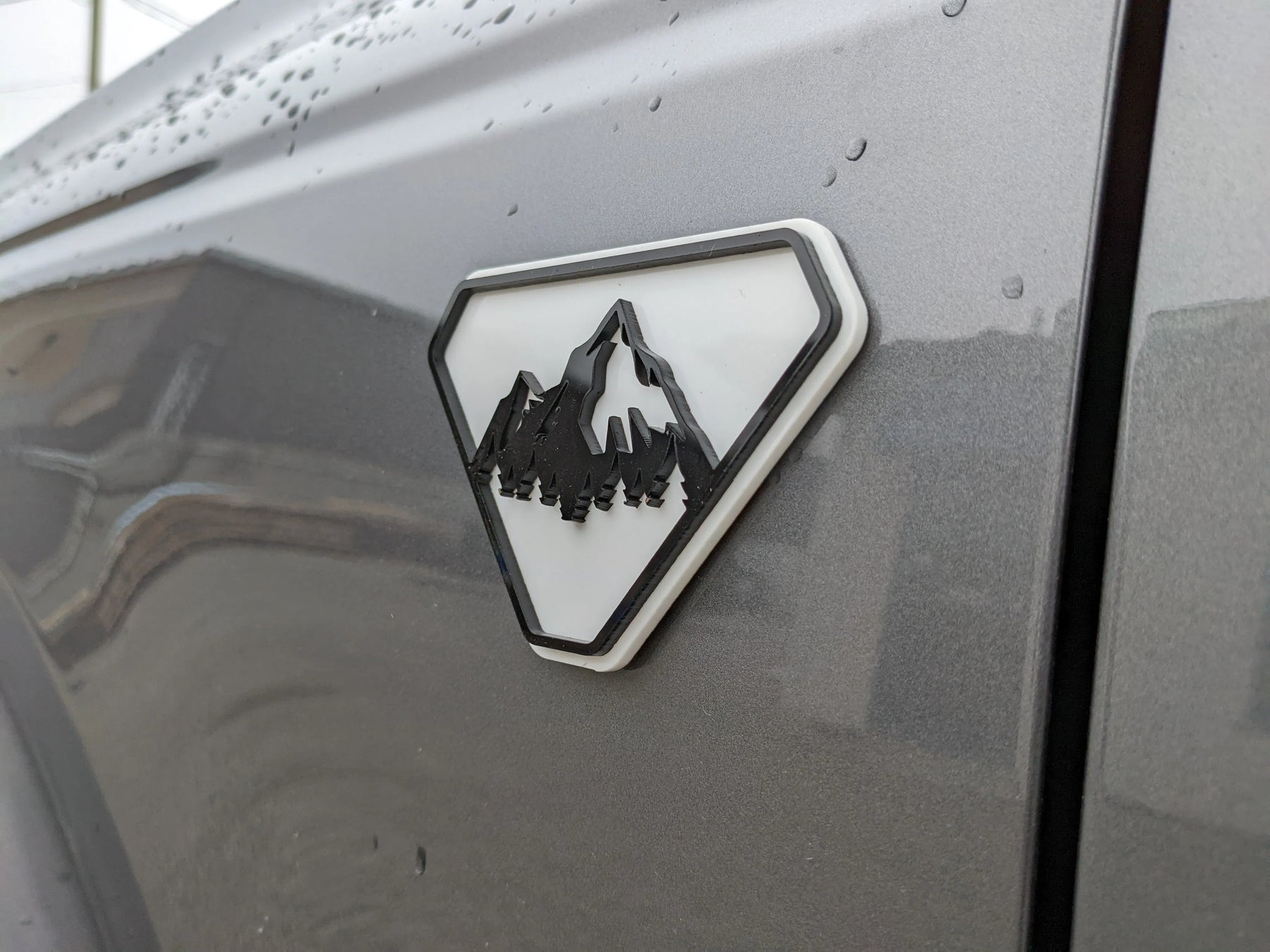 Fender Badge Pair - Mountains - Fits 2021+ Bronco® Badlands® - Matte Black on White