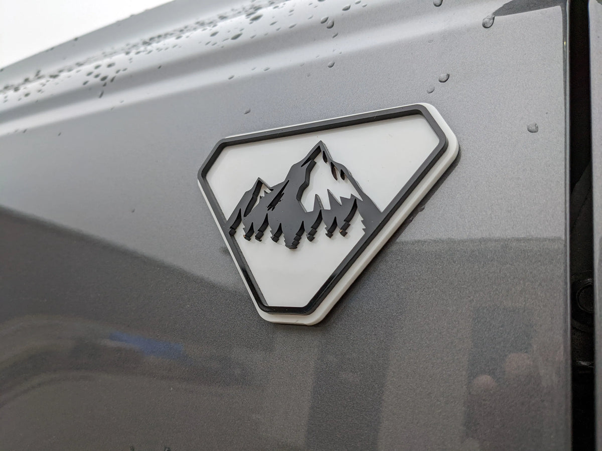 Paire d'insignes Fender - Montagnes - Compatible avec Bronco® Badlands® 2021+ - Noir mat sur blanc