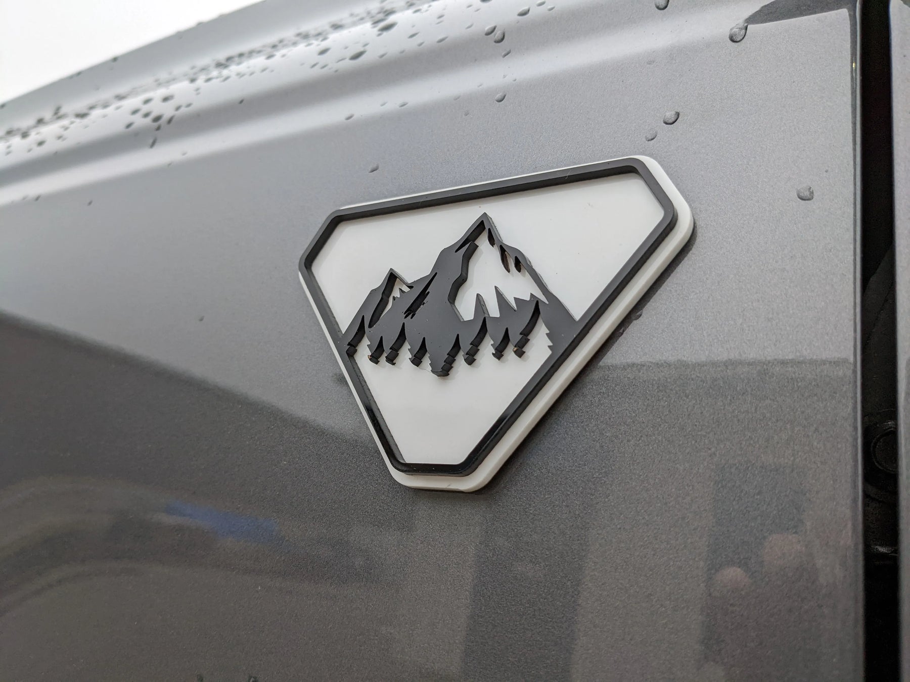 Fender Badge Pair - Mountains - Fits 2021+ Bronco® Badlands® - Matte Black on White