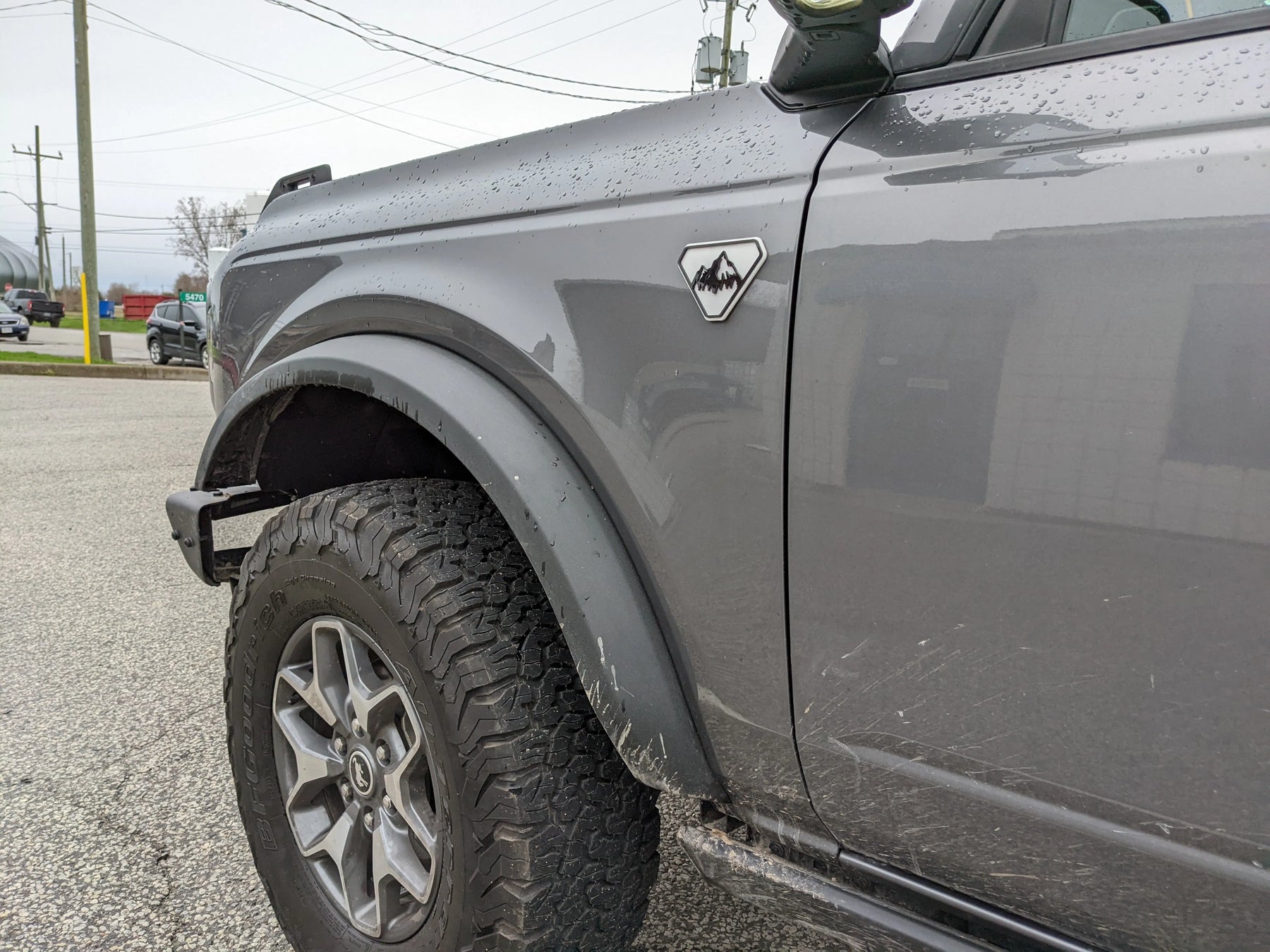 Fender Badge Pair - Mountains - Fits 2021+ Bronco® Badlands® - Matte Black on White