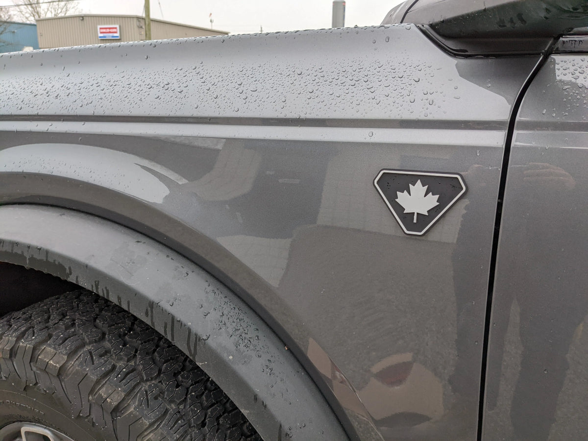 Paire d'insignes Fender - Feuille d'érable du Canada - Compatible avec Bronco® Badlands® 2021+ - Blanc sur noir mat