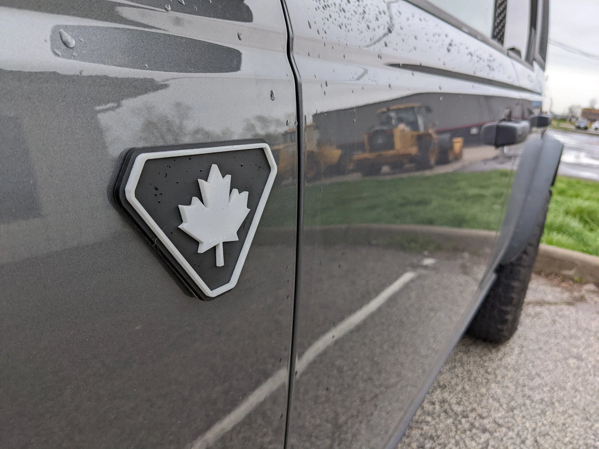 Paire d'insignes Fender - Feuille d'érable du Canada - Compatible avec Bronco® Badlands® 2021+ - Blanc sur noir mat