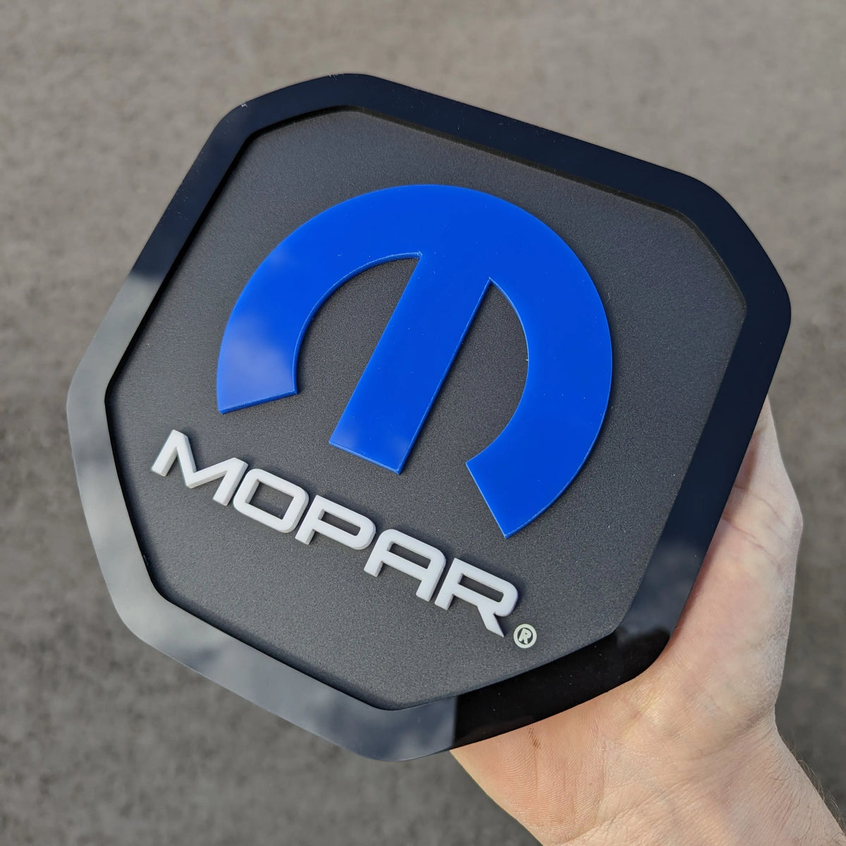 Badge de hayon Mopar® - Compatible avec les hayons RAM® 2019+ -1500, 2500, 3500 - Produit sous licence officielle