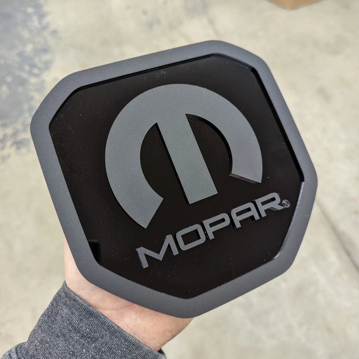 Badge de hayon Mopar® - Compatible avec les hayons RAM® 2019+ -1500, 2500, 3500 - Noir