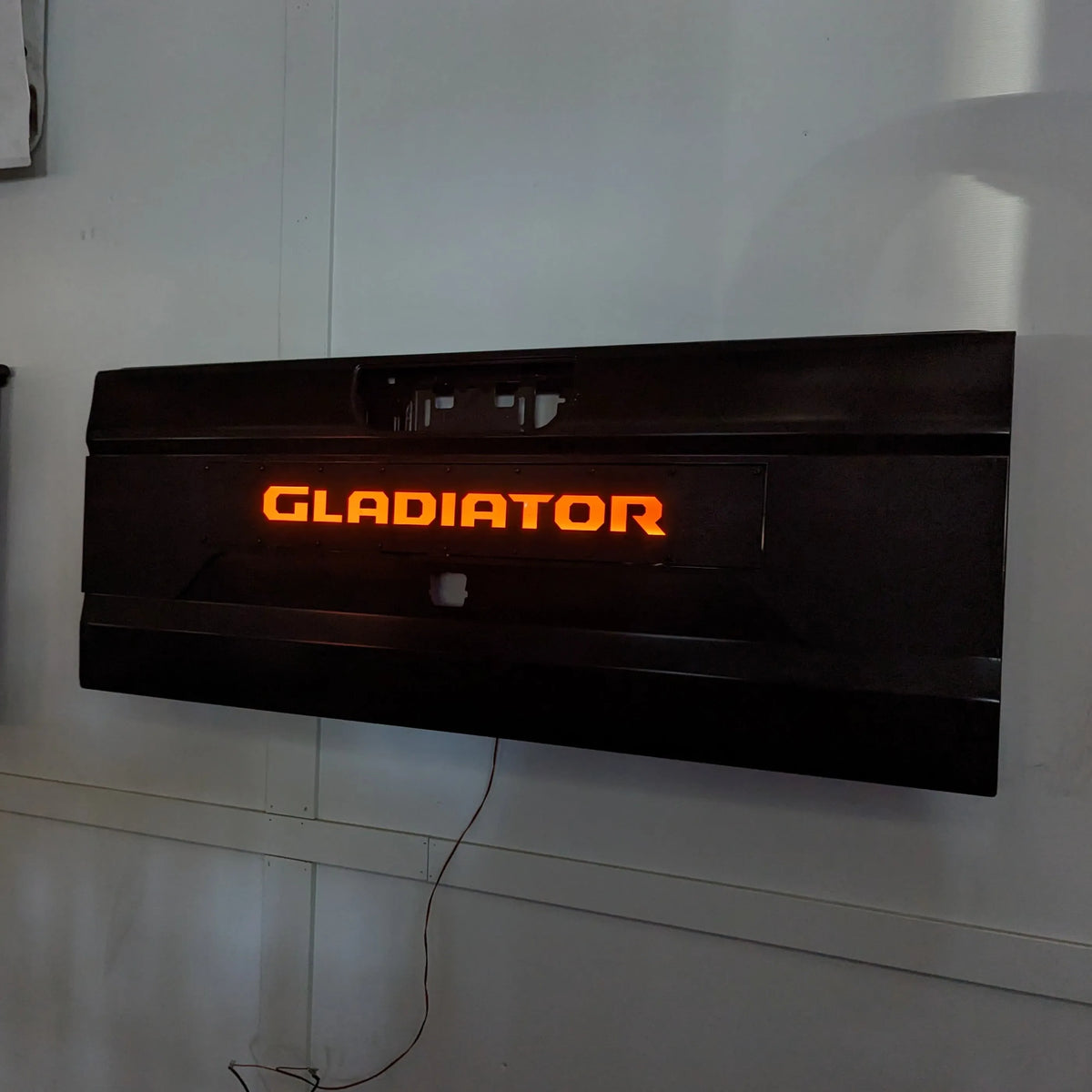 Applique de hayon Gladiator® - LED ou non éclairée - Plusieurs couleurs disponibles - Produit sous licence officielle