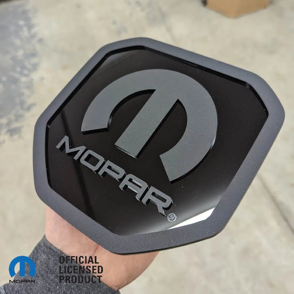 Badge de hayon Mopar® - Compatible avec les hayons RAM® 2019+ -1500, 2500, 3500 - Noir