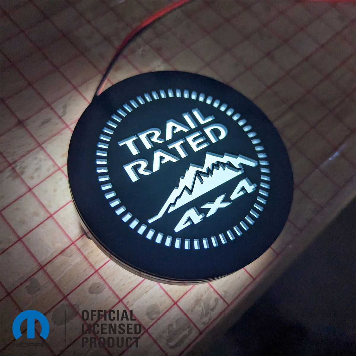 Badge LED Jeep® Trail Rated 4x4 - Produit sous licence officielle - Noir et blanc